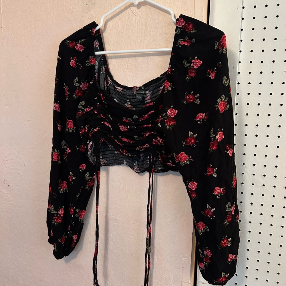 (SOLD) Wild Fable Black and Red Flower Ruched Crop Blouse